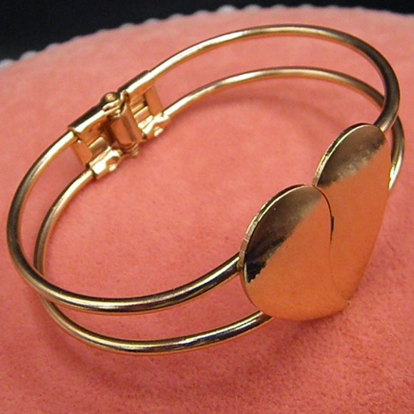Gorgeous 18k gold plated Heart Bangle - Picture 8 of 9